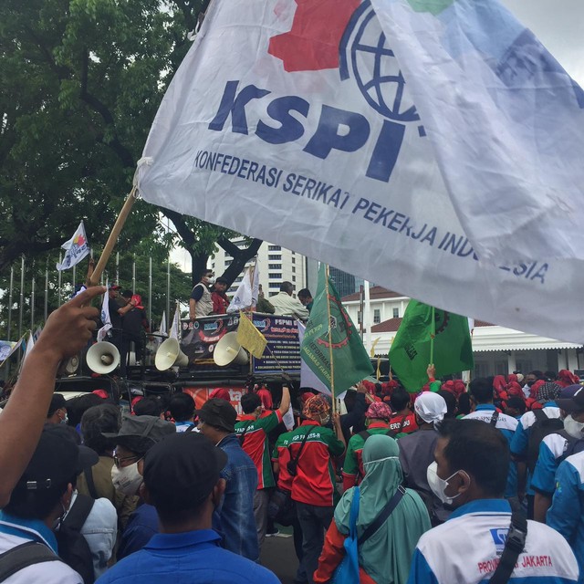 Massa buruh berdemo di kantor Gubernur DKI Jakarta, Senin (29/11). Foto: Muhammad Darisman/kumparan
