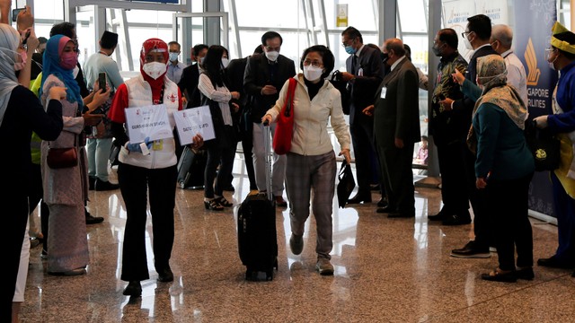 Wisatawan tiba di Bandara Internasional Kuala Lumpur (KLIA) di bawah program Malaysia-Singapore Vaccinated Travel Lane (VTL). Foto: REUTERS/Lai Seng Sin