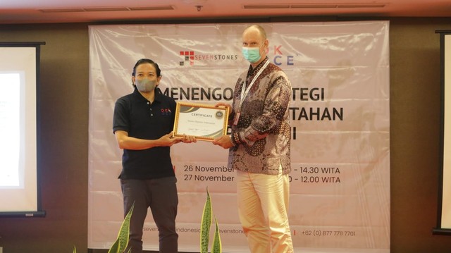 Foto : Indra Uno, Founder OK OCE Saat memberikan sertifikat kepada Founder Seven Stones, Terje H Nielsen