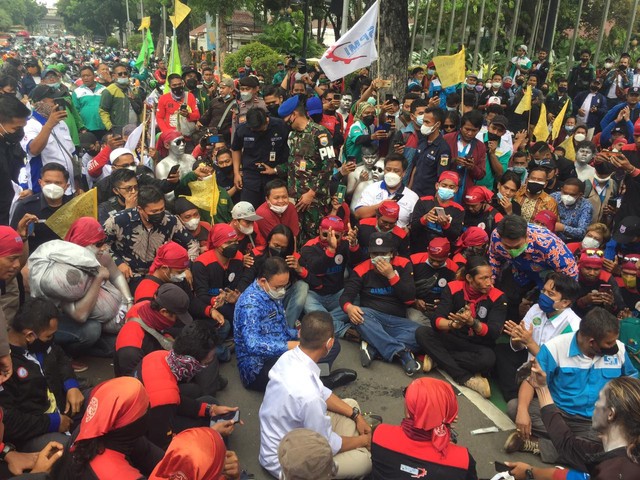 Gubernur DKI Jakarta Anies Baswedan temui massa buruh di Gedung Balai Kota DKI Jakarta. Foto: Muhammad Darisman/kumparan