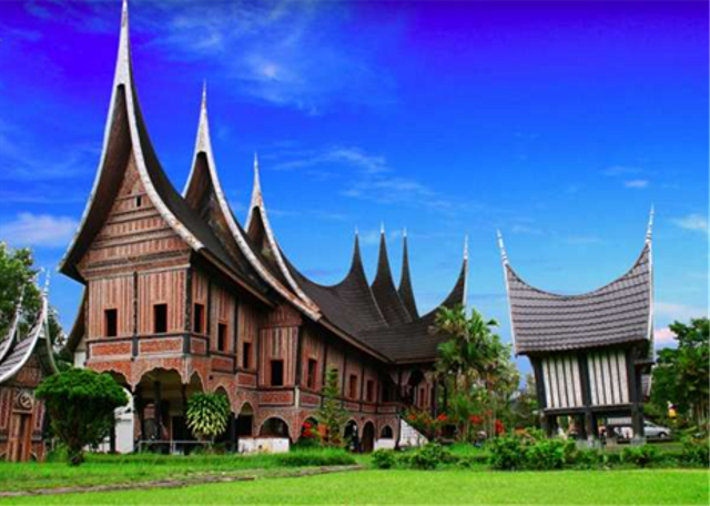 Rumah Gadang dari suku Minang. (Foto: indonesia.go.id)