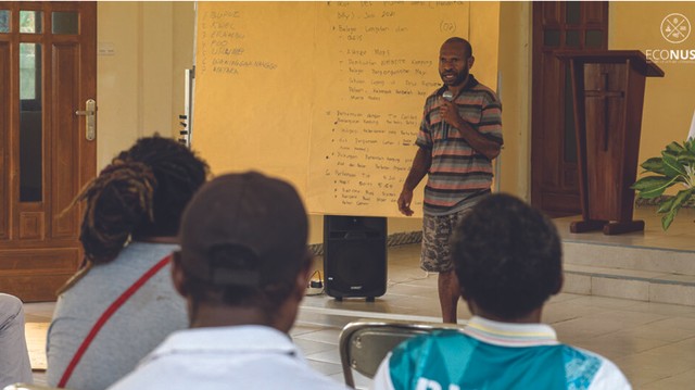 Billy Matemko menyampaikan evaluasi pelaksanaan sekolah kampung di kampung Bupul. Foto: Dok. Yayasan EcoNusa