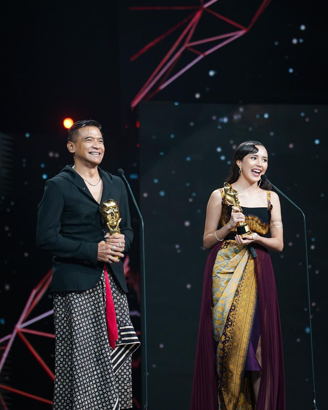 Donny Damara dan Beby Tsabina jadi pemenang di Indonesian Movie Actors Awards 2021. Foto: Instagram/@bebytsabina