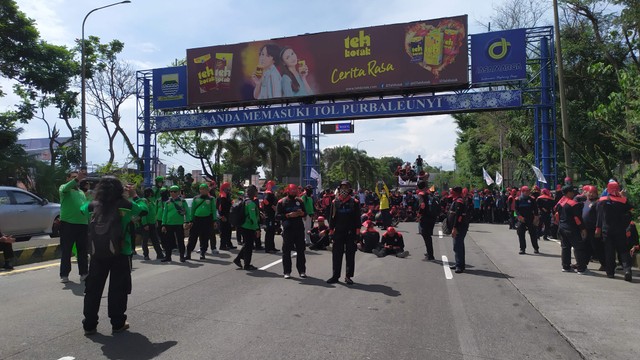 Ratusan buruh dari berbagai serikat dan wilayah di Jabar melakukan long march dari arah Jalan Pasteur menuju ke Gedung Sate. Foto: Rachmadi Rasyad/kumparan