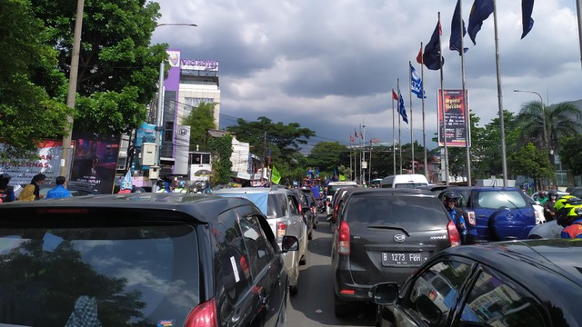 Imbas Long March Buruh, Jalan Pasteur Bandung tidak bisa dilintasi kendaraan. Foto: Rachmadi Rasyad/kumparan