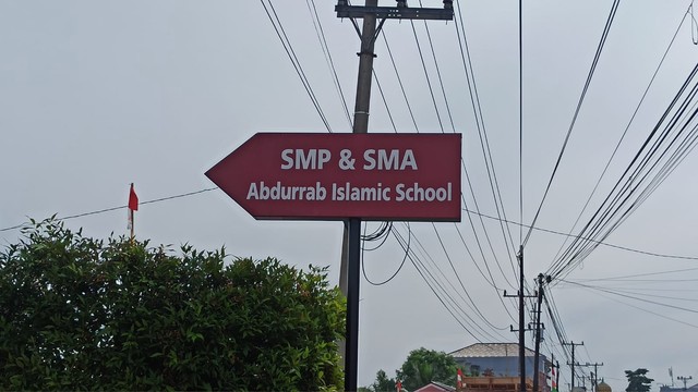 PETUNJUK arah menuju SMP dan SMA Abdurrab Islamic School, Jalan Bakti, Tangkerang Barat, Marpoyan Damai, Pekanbaru. (FOTO: SELASAR RIAU/DEFRI CANDRA)