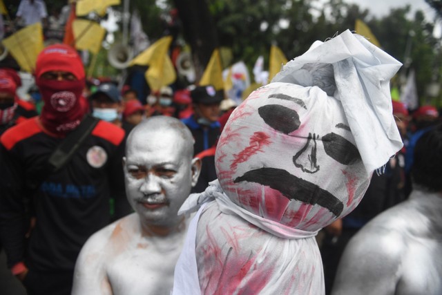 Sejumlah buruh menggelar aksi unjuk rasa menolak upah minimum provinsi (UMP) di depan Balai Kota DKI Jakarta. Foto: ANTARA FOTO/Akbar Nugroho Gumay