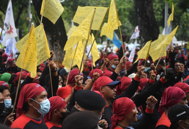 Sejumlah buruh menggelar aksi unjuk rasa menolak upah minimum provinsi (UMP) di depan Balai Kota DKI Jakarta. Foto: ANTARA FOTO/Akbar Nugroho Gumay