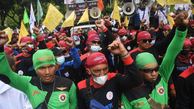 Sejumlah buruh menggelar aksi unjuk rasa menolak upah minimum provinsi (UMP) di depan Balai Kota DKI Jakarta. Foto: ANTARA FOTO/Akbar Nugroho Gumay