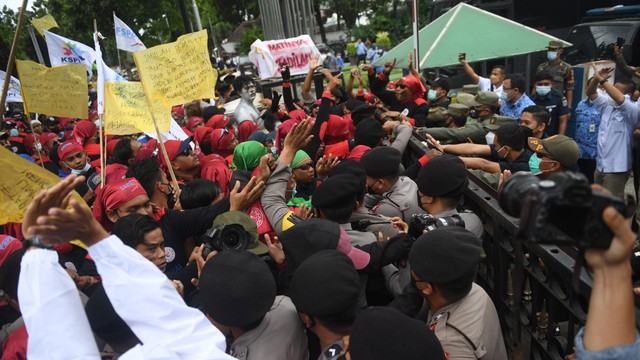 Sejumlah buruh menggelar aksi unjuk rasa menolak upah minimum provinsi (UMP) di depan Balai Kota DKI Jakarta. Foto: ANTARA FOTO/Akbar Nugroho Gumay