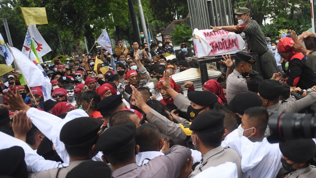 Sejumlah buruh menggelar aksi unjuk rasa menolak upah minimum provinsi (UMP) di depan Balai Kota DKI Jakarta. Foto: ANTARA FOTO/Akbar Nugroho Gumay