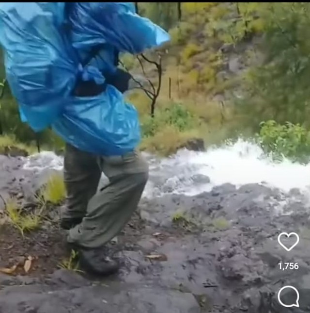 Screenshot video yang viral mengenai air terjun musiman di Gunung Agung - IST