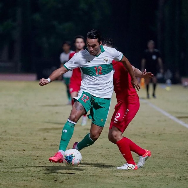 Ezra Walian bersama Timnas Indonesia. Foto: Instagram/@ezrawalian