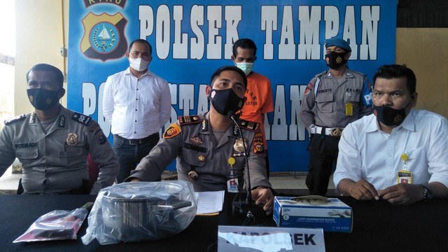 KAPOLSEK Tampan, AKP I Komang Aswatama saat ekspose pelaku pembunuhan oleh keponakan terhadap pamannya sendiri, Senin (29/11/2021). (FOTO: SELASAR RIAU/DEFRI CANDRA) 