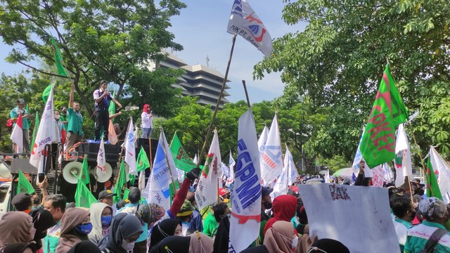 Ratusan buruh saat melakukan aksi unjuk rasa di depan kantor Dinas
Dinas Tenaga Kerja dan Transmigrasi (Disnakertrans) Provinsi Jawa Tengah.  Foto: Intan Alliva Khansa/kumparan