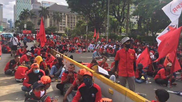Aksi demonstrasi buruh di Patung Kuda, Jalan Medan Merdeka Barat, Senin (29/11). Foto: Muhammad Darisman/kumparan