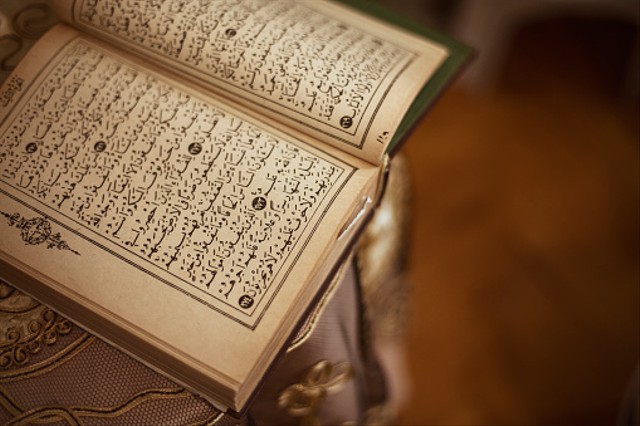Ilustrasi membaca Alquran dengan hukum Mad. Foto: dok. Husam Cakaloglu di Unsplash