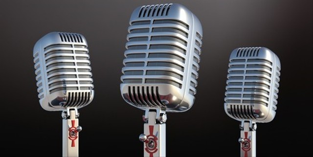 Gambaar sebuah tiga mikrofon. (Sumber: https://image.shutterstock.com/image-illustration/three-silver-retro-microphones-classic-260nw-1896384937.jpg)