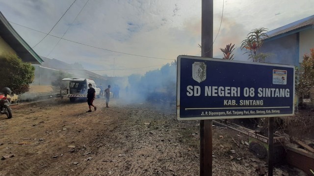 Pelaksanaan fogging di SD 8 Sintang untuk mencegah penularan penyakit paska banjir. Foto: Dok. Anwar