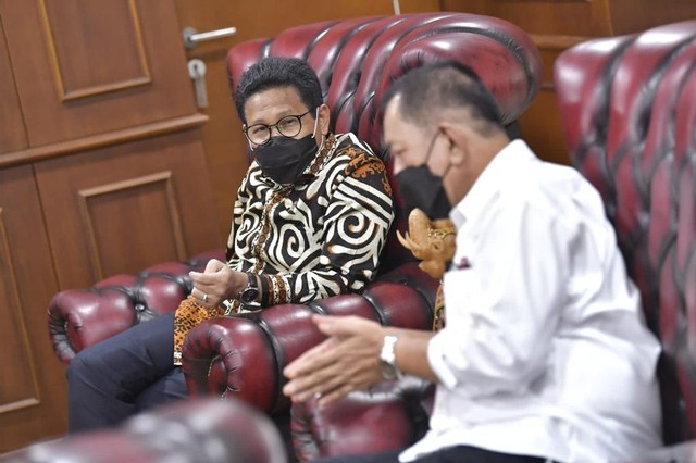 Menteri Desa, Pembangunan Daerah Tertinggal dan Transmigrasi Abdul Halim Iskandar saat menerima Audensi Bupati Pesisir Selatan di kantor Kemendes PDTT Abdul Muis, Jakarta, Senin (29/11/2021). Foto: Kemendes PDTT