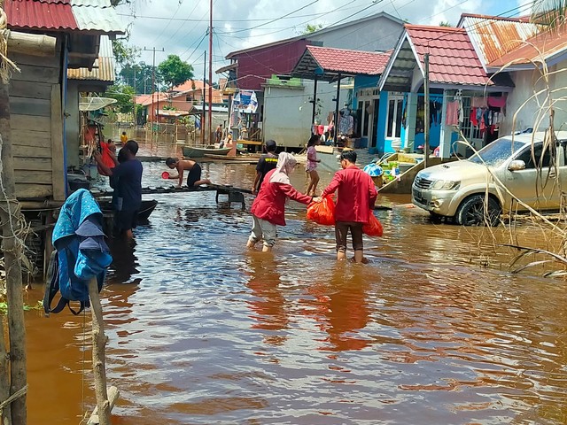 IMM Kapuas Raya menyalurkan bantuan untuk korban banjir di Sintang. Foto: Dok. Istimewa