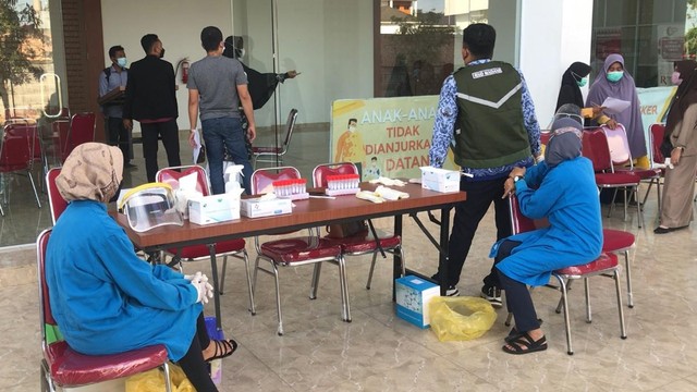 PETUGAS kesehatan bersiap-siap untuk melakukan tes swab PCR untuk para siswa, guru dan karyawan SMP Abdurrab Islamic School, Pekanbaru, Senin (29/11/2021). (FOTO: SELASAR RIAU/RAMADHI DWI PUTRA) 