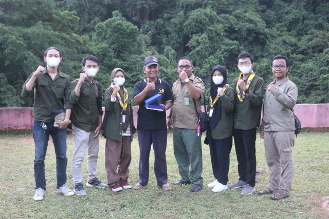 Tim Pengabdian Masyarakat UI bersama Sudirman dan Nur Syamsi pada Selasa (9/11) sore WIB. (foto: dokumentasi tim pengabdian masyarakat UI)