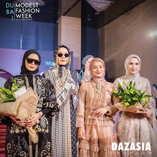 Dewi Sandra dan Dinda Hauw bersama desainer busana mereka. Foto: Instagram.com/dazasiafashion