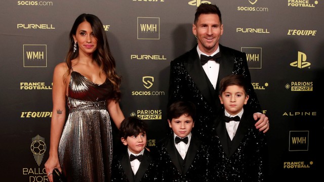 Lionel Messi bersama istirnya dan anak-anakany saat menghadiri Penghargaan Ballon d'Or  di Theater du Chatelet, Paris, Prancis. Foto: Benoit Tessier/REUTERS