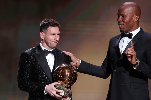 Lionel Messi meraih penghargaan Ballon d'Or di Theater du Chatelet, Paris, Prancis. Foto: Benoit Tessier/REUTERS