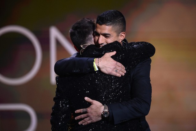 Luis Suarez memberi selamat kepada Lionel Messi usai meraih penghargaan Ballon d'Or di Theater du Chatelet, Paris, Prancis. Foto: FRANCK FIFE / AFP