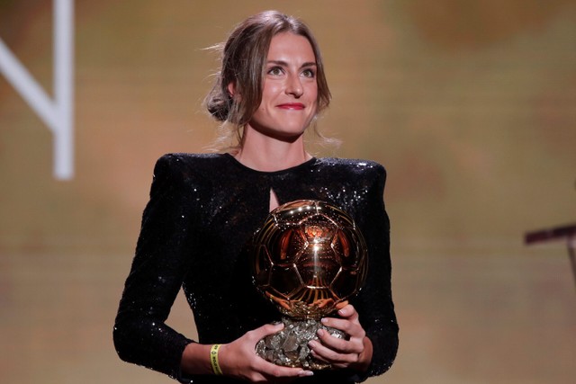 Alexia Putellas meraih penghargaan Ballon d'Or wanita 2021 saat malam penghargaan Ballon d'Or di Theater du Chatelet, Paris, Prancis. Foto: Benoit Tessier/REUTERS