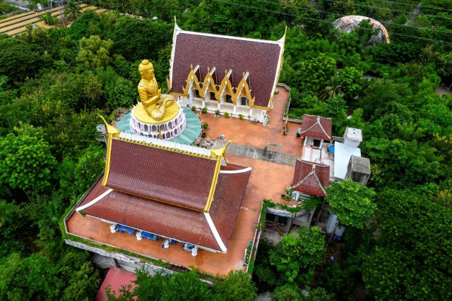 Foto udara patung Buddha raksasa di Kuil Buddha Wat Samphran (Kuil Naga), Nakhon Pathom, Thailand. Foto: Mladen ANTONOV/AFP