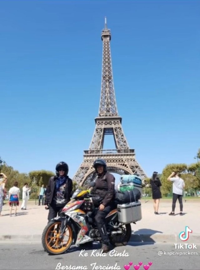 Viral! Pasangan Traveler Naik Motor ke Menara Eiffel, Netizen: Kirain Editan (22494)