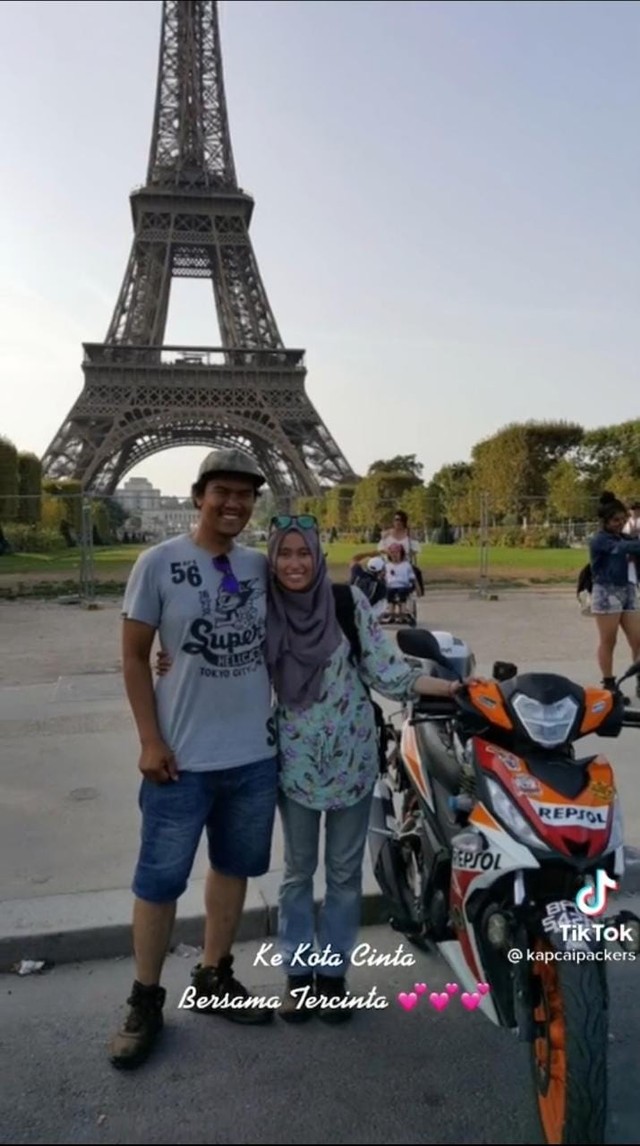 Viral! Pasangan Traveler Naik Motor ke Menara Eiffel, Netizen: Kirain Editan (22496)