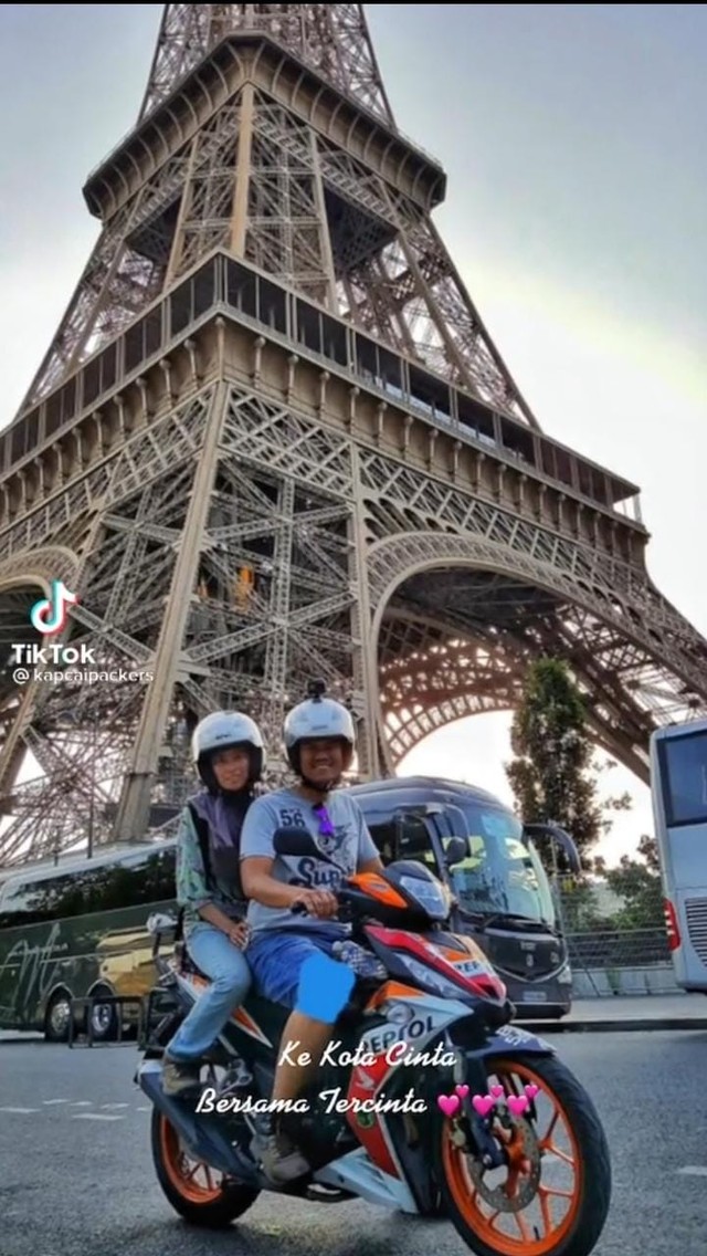 Viral! Pasangan Traveler Naik Motor ke Menara Eiffel, Netizen: Kirain Editan (22495)