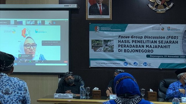 Bupati Bojonegoro saat secara virtual beri sambutan dalam acara Focus Group Discussion (FGD) Hasil Penelitian Sejarah Peradaban Majapahit di Bojonegoro. Senin (29/11/2021. (foto: dok istimewa)