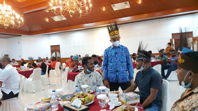 Wali Kota Solo Gibran Rakabuming berbincang dengan para mahasiswa asal Papua. FOTO: Fernando Fitusia