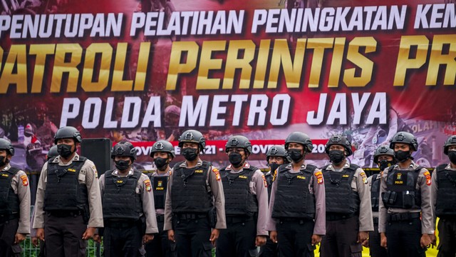 Sejumlah anggota Kepolisian Republik Indonesia melakukan Upacara Penutupan Pelatihan Peningkatan Kemampuan Tim Patroli Perintis Presisi Tahun 2021 di Lapangan Presisi Polda Metro Jaya, Jakarta Selatan, Selasa (30/11). Foto: Iqbal Firdaus/kumparan