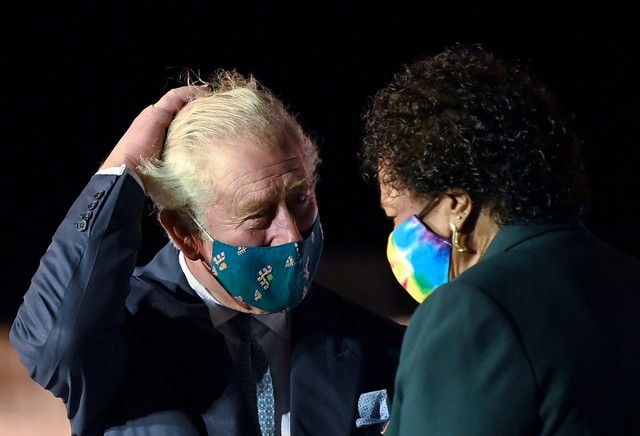 Pangeran Charles dari Inggris berbicara dengan presiden terpilih Barbados Sandra Mason saat ia tiba di Bandara Grantley Adams. Foto: REUTERS/Toby Melville