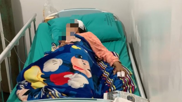 IM, gadis 17 tahun dirawat di rumah sakit di Pontianak, karena disiksa rekan kerjanya dengan kunci Inggris. Foto: Dok Hi!Pontianak