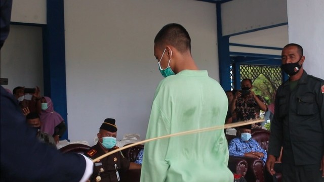 Eksekusi hukuman cambuk terhadap terpidana jarimah maisir (perjudian) karena terbukti bermain game judi online Higgs Dimono dilaksanakan di alun-alun Suka Makmur, Nagan Raya, Aceh, Selasa (30/11). Foto: Dok. acehkini