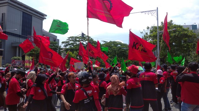 Masa aliansi buruh di Jawa Tengah saat berunjuk rasa di depan kantor Gubernur Jawa Tengah menuntut kenaikan upah, Selasa (30/11). Foto: Intan Alliva Khansa/kumparan
