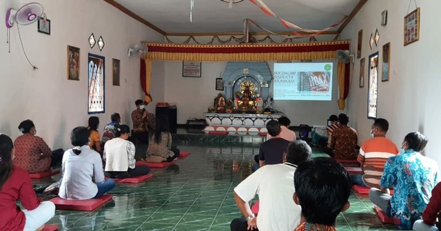 Pemaparan materi Literasi Media oleh dosen Ilmu Komunikasi Buddha STABN Sriwijaya. (foto: pribadi)