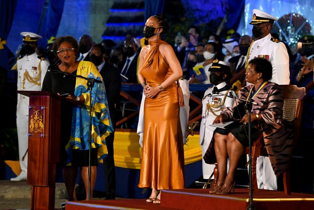 Perdana Menteri Barbados Mia Mottley dan Presiden Barbados Sandra Mason memberikan gelar Pahlawan Nasional kepada Rihanna di Heroes Square, Bridgetown, Barbados, Selasa (30/11). Foto: Jeff J Mitchell/Pool via REUTERS
