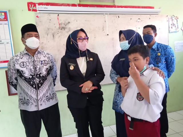 Wakil Wali KOta Cirebon Eti Herawati saat meninjau SD Negeri Samadikun.(Juan)