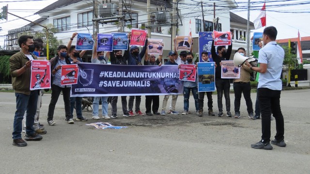 AJI Kota Mandar gelas aksi solidaritas atas kasus kekerasan terhadap jurnalis Tempo, Nurhadi. Foto: Dok. Istimewa