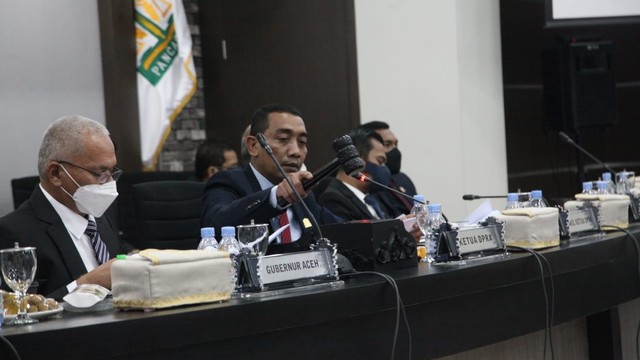 Ketua DPR Aceh Dahlan Jamaluddin saat membuka rapat paripurna dengan agenda penyampaian pendapat Banggar terhadap RAPBA tahun 2022. Foto: Dok. DPRA