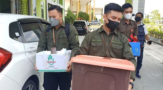 Sejumlah kotak berisi berkas dibawa penyidik Kejari dari kantor Dinkes Bintan. (Foto: Ari/batamnews)