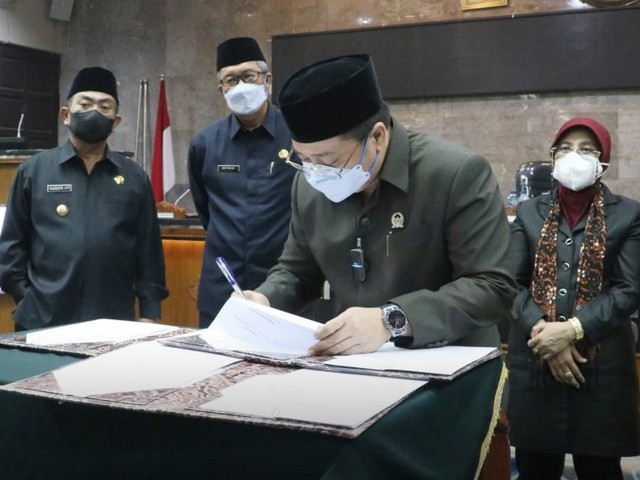 DPRD dan Pemda Kota Cirebon Tandatangani Raperda APBD 2022.
